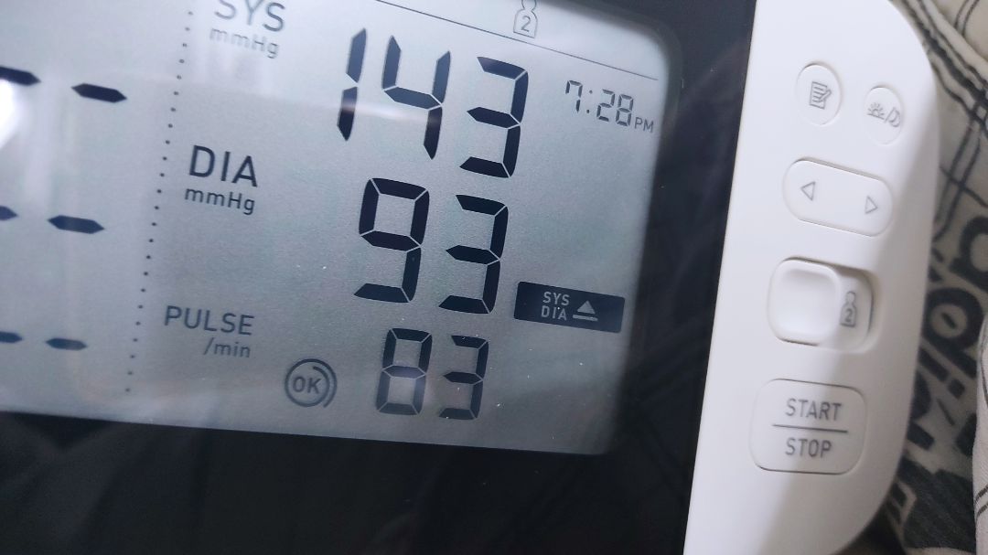 xài thích hơn máy omron cũ,  màn hình hiển thị rõ ràng to,  lúc huyết áp cao sẽ có cảnh báo bên phải. có kết nối vs dt cũng tiện lợi.