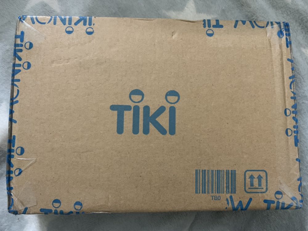 Xinh đẹp tuyệt vời luôn không mua thì tiếc lắm đó ạ. Truyện này mình có đọc thử mấy chương, thích lắm nên chờ xuất bản mãi 🥰🥰🥰 Card tặng kèm mỗi tập dày dặn, xinh xỉu, tiki bọc sách và gói hàng rất đẹp 💝