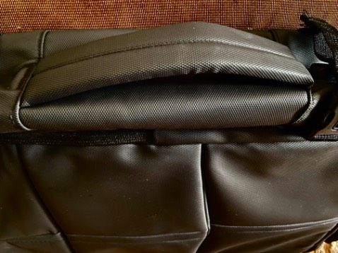 Ba lô được thiết kế đẹp, sức chứa lớn. Vật liệu khá. Dây kéo tốt. May tốt.