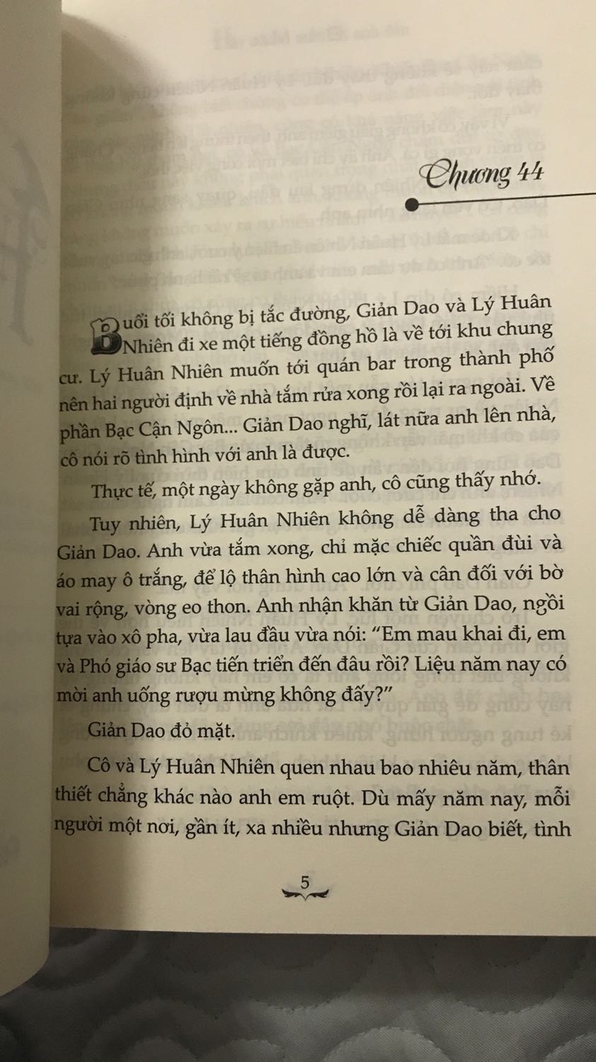Phần rìa sách bị quăn, tuy nhỏ nhưng nhiều chỗ nên mình hơi xót chút, nhưng tổng thể còn mới nên nhìn chung vẫn ok ạ! Nội dung truyện thì hợp gu mình nên đỉnh khỏi bàn rồi >~< Ship siêu nhanh, order hqua hnay đã có rồi, nghe nói cuốn mình mua là cuốn bán lẻ cuối cùng ở thời điểm htai :”> nên thấy hơi đặc biệt, hơi vui vuii hjj