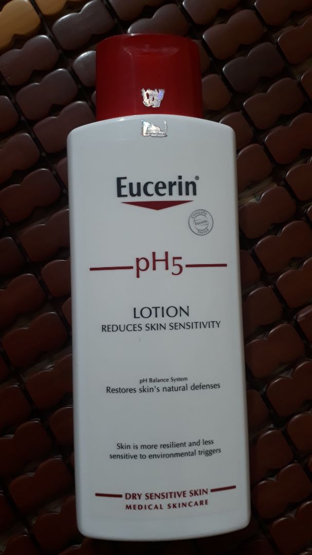 Shop giao hàng nhanh, đóng gói kỹ. Mùi thơm nhẹ khá dễ chịu, song hơi lâu thấm vào da nên cảm thấy dính dính nên không thoải mái lắm khi ngủ.