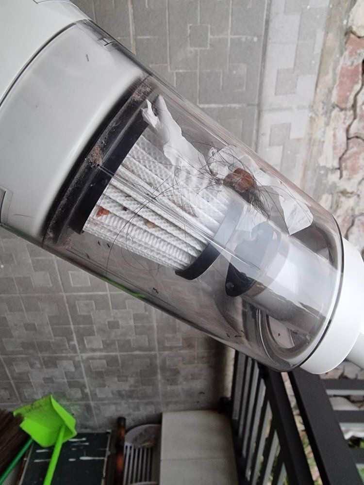 Quá tuyệt vời!. Máy có lực hút mạnh, sử dụng đa năng, mình hút tại phòng mà được không biết bao nhiêu là bụi bẩn, hút được cả chăn, đệm nên cảm thấy rất sạch sẽ yên tâm tốt cho sức khỏe bản thân mình. Máy tiện dụng ở chỗ hút được bụi lớn, bụi mịn sạch sẽ mà chổi chít không bao giờ làm sạch được, chổi thì quét chỗ này bụi bẩn và tóc lại bay chỗ khác. Mình rất khó tính khi mua hàng online, nhưng khi mua tại shop Chính hãng OFFICIAL thấy hàng hóa rất yên tâm nên từ khi dùng con này tôi rất là khoái. Hơn nữa, máy có trọng lượng nhẹ giúp giảm tải sức lao động, nhất là cho phụ nữ. Tóm lại là tôi Cực kỳ hài lòng nên cho shop 5 Sao nha.