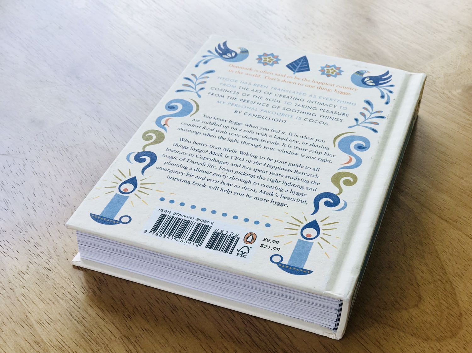 Sách thiết kế và in đẹp như một cuốn artbook. Ảnh chụp và minh hoạ bắt mắt. Giấy in chất lượng cao. Bìa dày, in nhũ vàng lung linh. Về hình thức thì không có chỗ nào chê được. Nội dung phong phú như là kết hợp giữa sách trang trí nội thất, sách nấu ăn, sách thủ công, sách du lịch,...Nếu có ai tặng mình cuốn sách này mình sẽ cực kì vui sướng, và nếu có dịp thì mình cũng muốn tặng cho bạn bè hay người thân yêu một cuốn sách tuyệt vời như thế này. Dành cho những tâm hồn yêu thích sự thoải mái, ấm cúng, dễ chịu đời thường. Cho những ai mong muốn tìm thấy hạnh phúc từ những điều nhỏ bé, giản dị xung quanh. Sách là nguồn cảm hứng để mình sống chậm lại, sống giản đơn, sống trong hiện tại nhiều hơn, kết nối với những người mình yêu thương nhiều hơn. Sách Tiki bán giá thấp hơn giá in trên bìa nữa. Xứng đáng đồng tiền bát gạo! Cảm ơn rất nhiều
