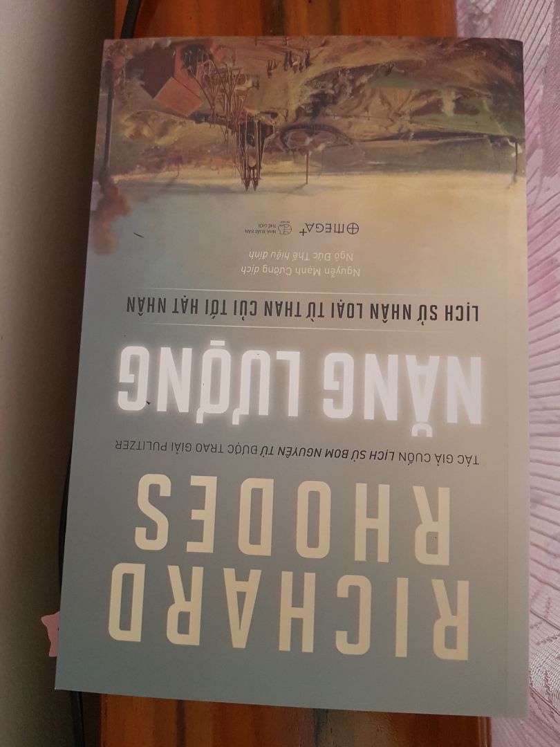 Cuốn sách tương đối hay. Ai muốn tìm hiểu về lịch sử năng lượng và các vấn đề liên quan có thể đọc cuốn này. Mình thích tìm hiểu lịch sử nên mỗi cuốn sách giúp bổ sung cho mình thêm hiểu biết về các giai đoạn lịch sử.
Nhưng cuốn có 600 trang thì 150 trang là tài liệu tham khảo, lãng phí không cần thiết. Nếu chiếu theo quản quyền bắt buộc thì thôi, chứ không có thể bỏ hoặc in nhỏ hơn để tiết kiệm giấy, hạ giá bán, vì chẳng ai quan tâm và có đk lục tài liệu tham khảo để đọc.
