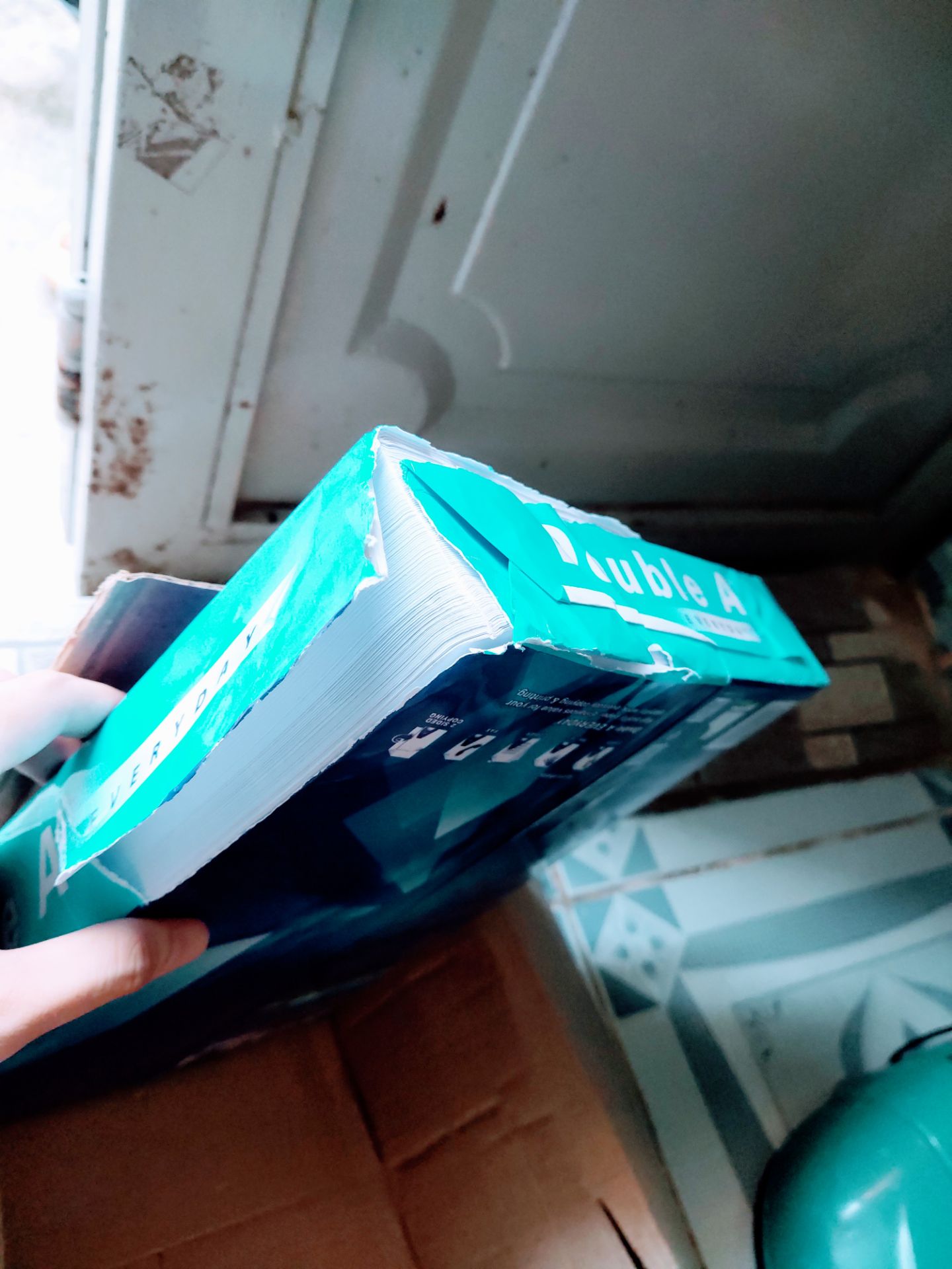 Mình thực sự thất vọng đơn kì này của TiKi. Mình đánh giá 3/5 sao với 2 lý do sau:
-Giao hàng chậm hơn dự kiến (nhưng không hề có sự thông báo đến khách hàng). Mình biết là dịch giã ở TP.HCM căng thẳng làm ảnh hưởng đến việc vận chuyển nhưng cần có trách nhiệm cập nhật và thông báo tới khách hàng kịp thời về hàng hoá
-Tiếp nữa, mình nhận hàng với điều kiện hàng hoá bị rách ở 1 số chỗ, giấy tờ chưa in mà bìa bọc rách vậy thì làm sao bảo quản tốt nữa. Dù phía TiKi hay là bên vận chuyển khác thì cũng nên chú ý điểm này.
Mình mong TiKi sẽ chú ý và cải thiện những điểm kể trên, chứ nếu không thì những khách hàng tiềm năng và trung thành như mình cũng sẽ cảm thấy TiKi không còn phù hợp với *demand insights của họ nữa, ít nhất là ở hiện tại và trong tương lai.