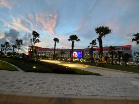 Thiết kế vừa khít cho thẻ ( ATM, CCCD). Ko có nắp che lại chỗ bỏ thẻ vào nên khả năng thấm nước khi bị ướt là có chứ ko chống nước.