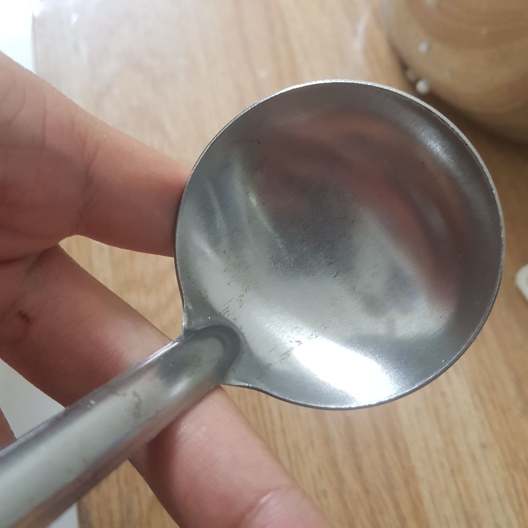 Tặng 2 vá như đồ bỏ, các cạnh vá ko mài nhẵn sần xùi.
Nồi mới nhận mà có vết bong.