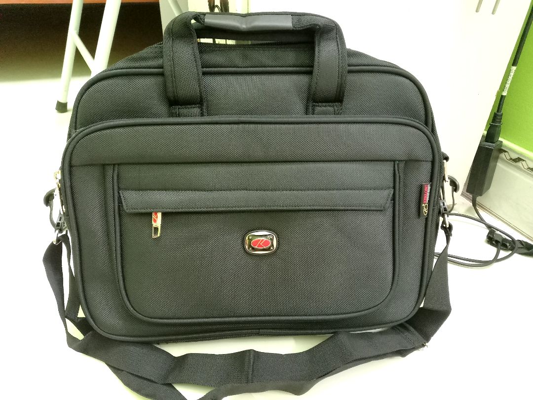 cặp đẹp, chắc chắn nhưng giao hàng rất chậm