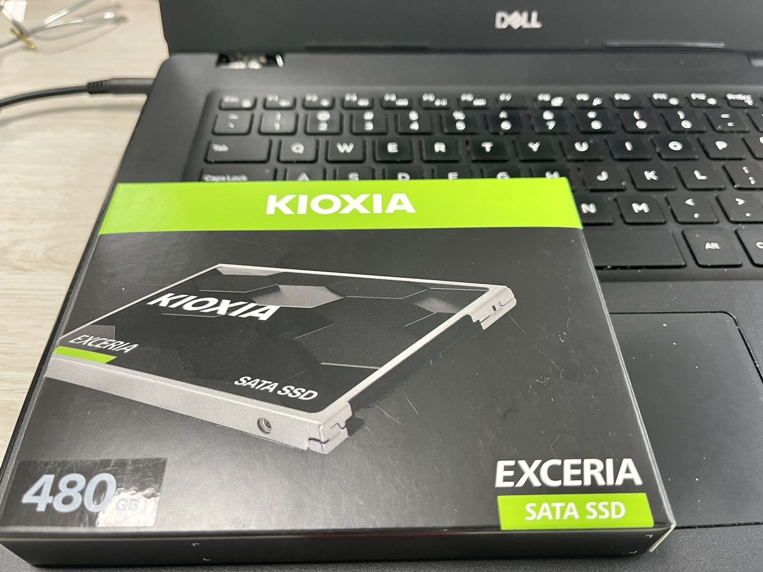 Sản phẩm đúng như mô tả trên gian hàng, kích thước chuẩn lắp vào laptop. Tem bảo hành đúng theo ngày mua. Đã lắp vào máy và kiểm tra thông tin thiết bị mới qua CrystalDiskMark và CrystalDiskInfo!
5 sao nữa cho dịch vụ Tikinow giao hàng siêu tốc.