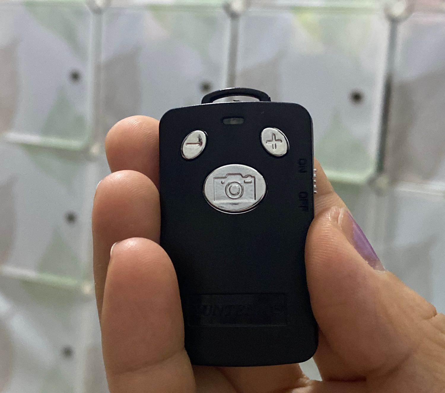 Gậy vững chắc khi gắn điện thoại, có chiều dài thích hợp để chụp ảnh đội nhóm từ xa mà không cần selfie. Rất vui vì được sở hữu tiện cho công việc cũng như có những bức hình đẹp. P/s: xin được hướng dẫn thêm cách dùng điều khiển để chụp từ xa. Cảm ơn.