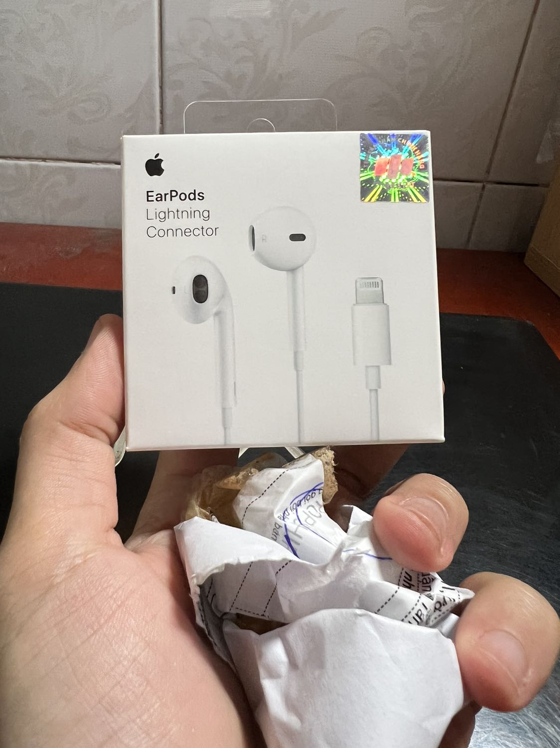 Nhận hàng khá sớm, hiện tại mình vừa đánh giá vừa trải nghiệm thì có cảm nhận ban đầu như sau:
 - Ngoại quan: sản phẩm đóng gói theo kiểu như hộp iphone 13 series, đơn giản không cầu kỳ
 - Hàng chính hàng, có seal niêm phong, nguồn gốc rõ ràng
 - Sản phẩm: chất lượng khá tốt, không bị hở dây, hướng dẫn trải nghiệm chuẩn Apple khá rõ ràng (nên đọc bản hướng dẫn sử dụng nên nắm một số thông tin quan trọng)
 - Trải nghiệm: Âm lượng to hơn mình nghĩ, vẫn có tiếng bass, không có chống ồn nhưng vẫn đảm bảo mình vừa nghe nhạc vừa nhận biết môi trường âm thanh xung quanh (mình đã từng sử dụng những phẩm tai nghe chống ồn khác nhưng khá chán, nhiều lúc người khác nói chuyện với mình mà mình hổng phản ứng nên họ nghĩ mình xem thường họ, ảnh hưởng đến mối quan hệ của nhau)
 - Đeo tai nghe khá thoải mái, không có cảm giác nặng tai nghe hay khó chịu gì cả, tạo được tính riêng tư.
Trải nghiệm ban đầu là vậy, về dây tai nghe thì theo thời gian có bền hay không là do cách mình bảo quản nữa.
Thank Shop và Tiki. Great!!!!!