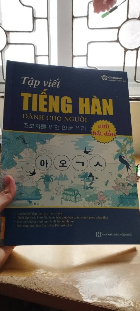Mình đã mua sách của MCBooks nhiều lần rồi, ngoài đóng gói, sách đẹp ra thì lần này mình hơi thất vọng về quyển sách này. Như ảnh mình chụp thì ở đây bị sai phần ngữ âm mong tác giả chỉnh sửa lại cho đúng. Vì cũng là sách dành cho ng ms bắt đầu nên thêm nghĩa từ vựng đó ngay cạnh  phần phát âm luôn. Chứ 1 số hình thì có thể đoán nghĩa đc chứ 1 số hình thì chịu, lúc đấy lại phải lật cuối sách để tra, hơi mất tgian. Mọi thứ đều khá ổn, mong sẽ có sách tập viết phiên bản nâng cao hơn từ sơ cấp đến cao cấp.
