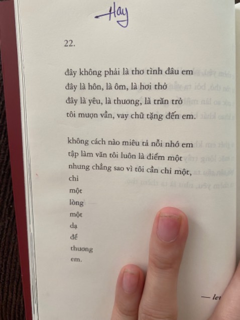 Hay sách giao nhanh như cơn gió hôm qua đặt hôm nay giao rồi , mà sách bé thôi thấy trong ảnh to vậy chứ gần bằng gan tay mình thôi nè .. mà thơ hay nhe đọc mà yêu cuộc đời này hơn hẳn
