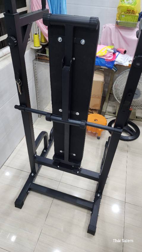 1.Khá ổn về mẫu mã, chất lượng chưa biết kkk. Giao hàng đầy đủ, đóng gói tốt.
2. Khi bắt ốc vào, siết vừa tay, ko là móp các ống trụ vuông, chú y có 4 miếng thép dài đê ghép vào chân đế.
3. Người cao dưới 1.75m hít xà là vừa, chân ko chạm đất, người nặng trên 80kg thì nên bắt cố định chân đế xà sẽ đỡ rung lắc.