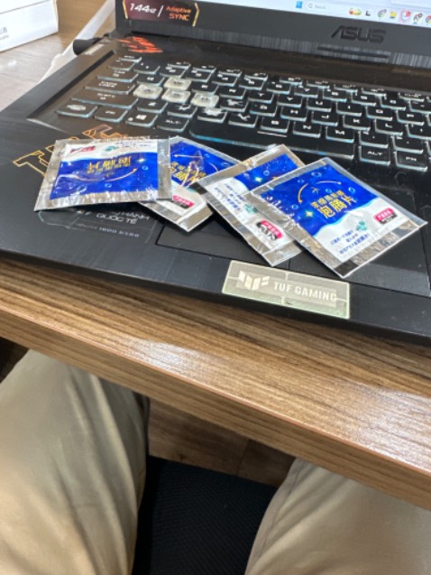 Viên sủi này mình đã sử dụng rất nhiều ròi nên ko cần bàn về chất lượng. Sử dụng tiện lợi, có thể mang đi mọi nơi mà ko cần phải nghĩ xem có bị tốn diện tích hay ko. Xịt lên gạt sạch trơn, 10 điểm cho sản phẩm