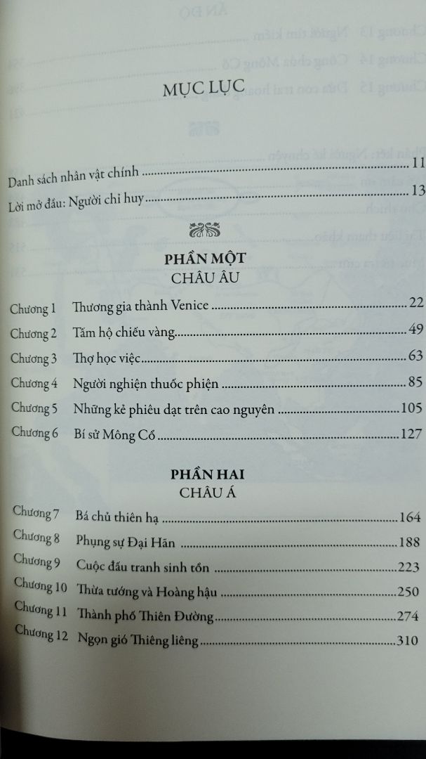 Sách bị dính giấy quá nhiều, ngoài những hình bên dưới còn không dưới chục trang bị dính, hộp rách toác rất tệ. 
 
Sách đi từ bối cảnh của Venice nơi Marco Polo khởi hành, đến Thượng Đô (thủ đô mùa hè) của Đế quốc Mông Cổ, với giọng văn của một nhà nghiên cứu - rất giống những chương trình khoa học lịch sử, địa lý trên Planet Earth, thỉnh thoảng vẫn có góc nhìn của vài nhân vật chính, nhưng chủ yếu vẫn dựa vào những tư liệu nghiên cứu sẵn có để khám phá nhiều khía cạnh của hoàng cung và cuộc sống xã hội trong Đế quốc Mông Cổ - Đại Nguyên.