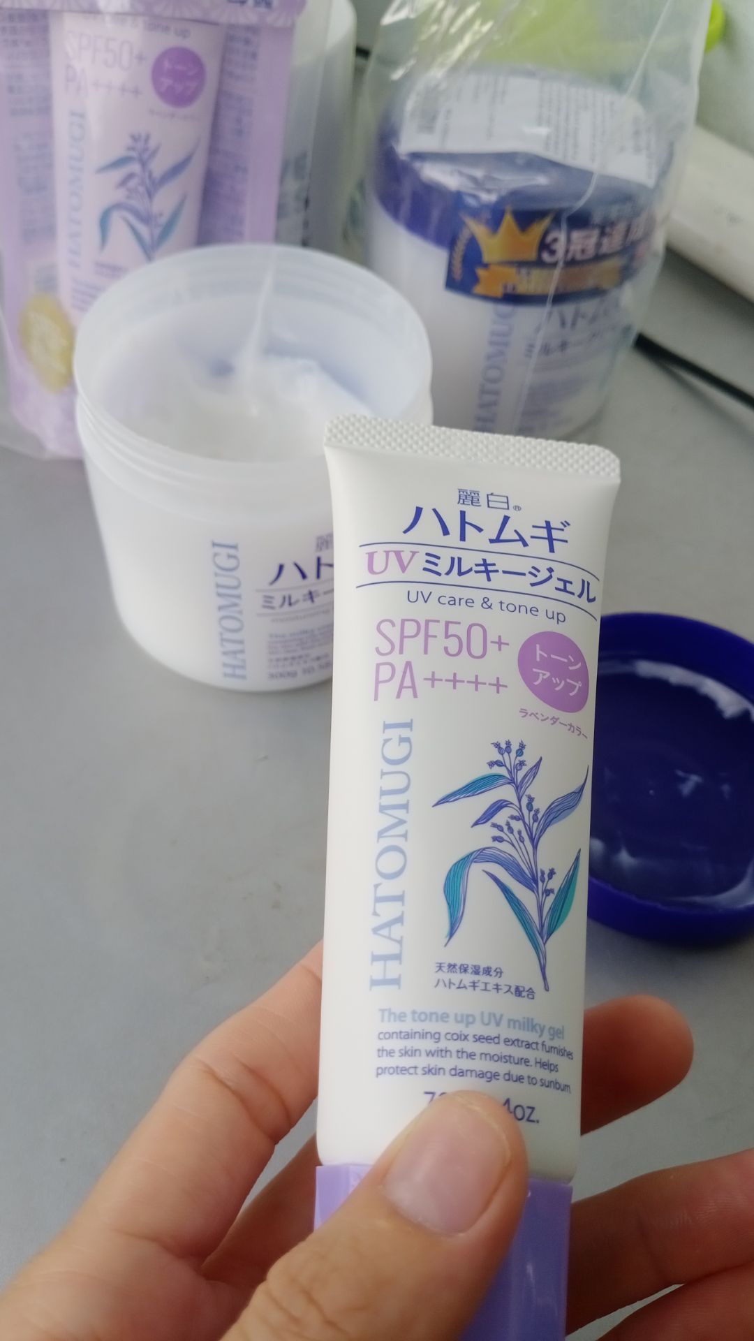 Mình đã sài em này được 1.5 tháng, Và thấy da có mịn hơn, sáng hơn, nhưng không nhiều, chắc do mình chỉ sài buổi tối trước khi đi ngủ nên hiệu quả chưa cao, tăng cường thêm buổi sáng chắc sẽ da sẽ OK hơn. Sài 1.5 tháng mà mới hết 1/2 hủ. Như vậy nếu chỉ sài buổi sáng cho mặt, cổ, tay thì được 3 tháng. Còn như sài cả sáng và tối cho mặt, cổ, tay thì cũng được 1.5 tháng. Nếu so sánh giá thành của nhiều thương hiệu khác thì em này phải nói là rất tiết kiệm. Quan trọng là chất kem rất nhẹ và thấm rất nhanh, không nhờn rít, mùi thơm thì rất dễ chịu. Chấm 9.5 điểm cho em ấy. Em kem chống nắng cùng thương hiệu với em này mình cũng chấm 9.5 điểm luôn, đã đánh giá riêng bên kia rồi mà thấy vẫn cần phải đánh giá thêm cho  em nó: một kem chống nắng có mùi thơm dịu ngọt, chất kem mịn, nhẹ, tan nhanh, thấm ngay vào da khi thoa, nâng tone mạnh mẽ sau 20 phút thoa kem, da mịn và sáng lên hẳn, một sản phẩm chất lượng mà với giá thành tiki bán như vậy thì chỉ có thể là: cưng cưng cưng...💚💚💚💚. (Sản phẩm chất lượng và giá thành vừa túi tiền như thế thì không lí do gì không mua thêm 1 hủ dưỡng ẩm sáng tối Hatomugi + 1 chống nắng dưỡng da nâng tone Hatomugi để tặng mẹ 💚💚💚. Cảm ơn Tiki nhiều 🙏🙏🙏
