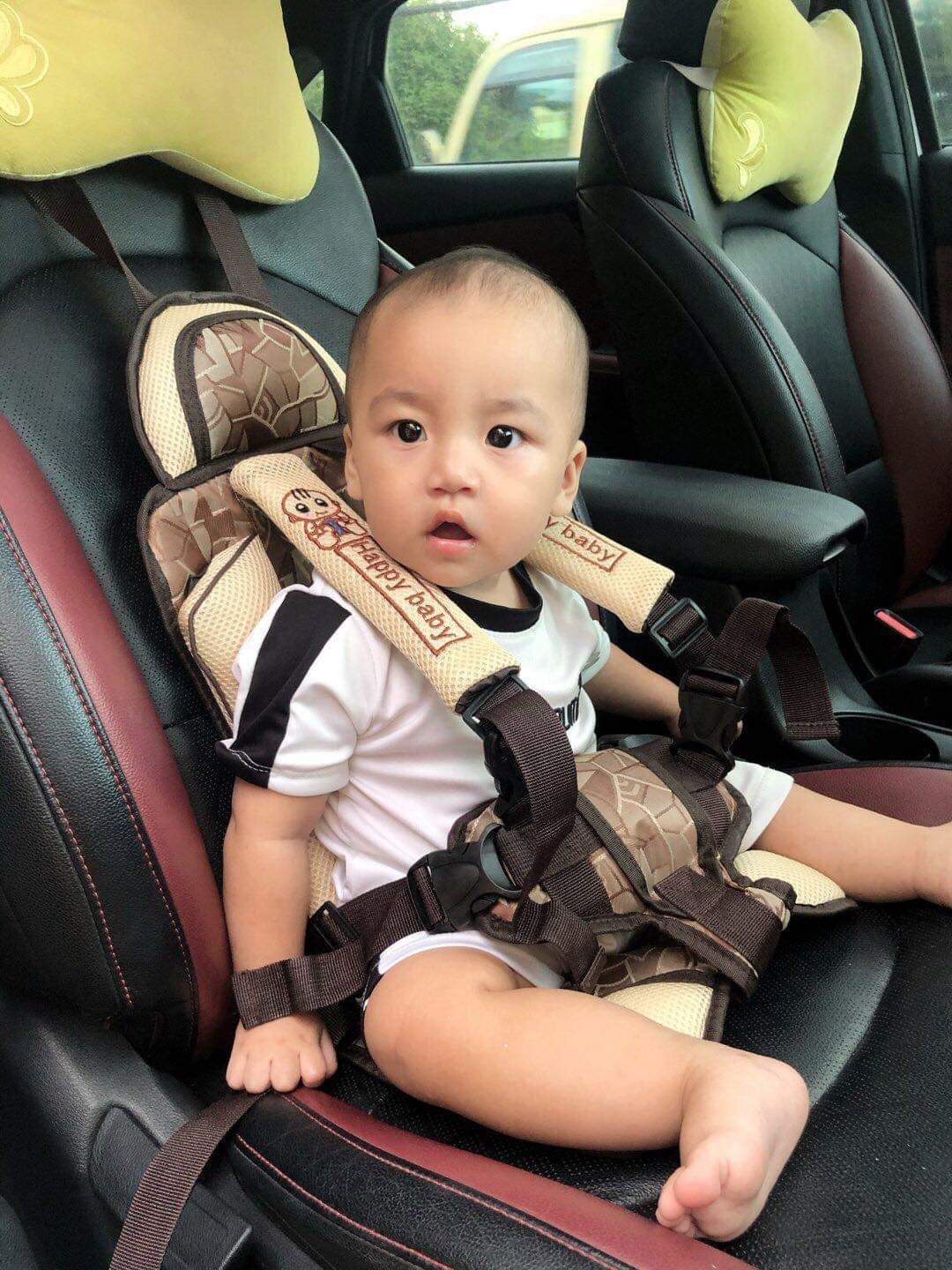 Giao hàng nhanh. Lúc mở ra thì ngoài mong đợi. Sản phẩm đẹp đường chỉ may chắc chắn, phần đế mềm, phần dây chắc chắn không lỏng lẻo. Chất lượng tốt rất hài lòng với sản phẩm