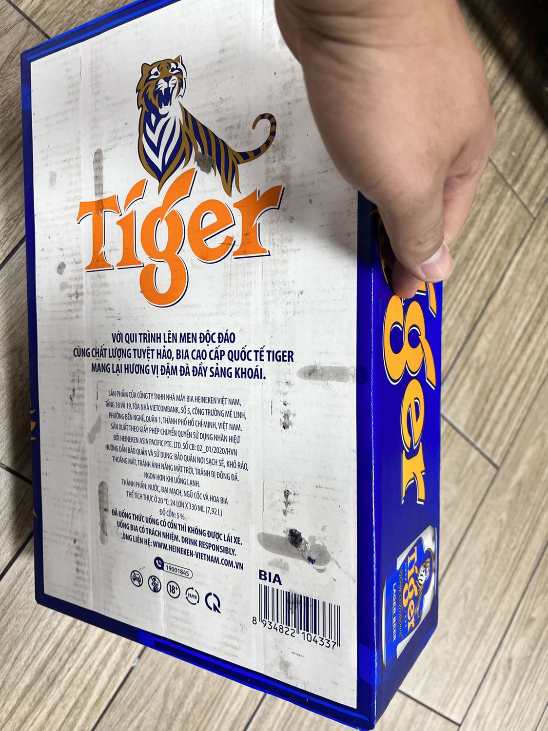 Bia date mới, giao nhanh 2h, thùng còn nguyên, bia cũng còn nguyên, bên ngoài đc quấn màng cẩn thận, chỉ sợ uống bị đăng do vận chuyển mà cuối cùng lại uống rất ngon. Thật sự tiện lợi khi có tiki