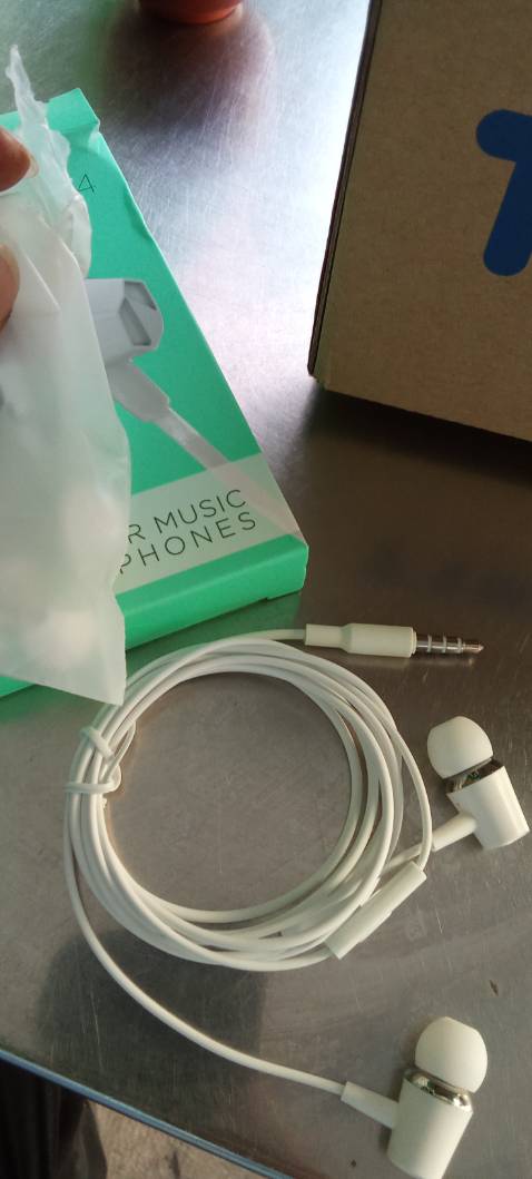 Mình đã nhận hàng.siper gh rất vui tính.và hàng đống gói rất kỷ.tay nghe âm thanh rất tuyệt vời.mình tin tưởng shop mình hứa sẻ ủng hộ shop thêm lần sau nữa.chúc shop dc nhiều sk.và dc nhiều khách hàng qt đến sản phẩm nhé👍