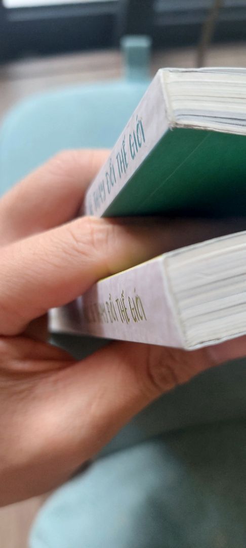 chất lượng sách không tốt, các trang giấy không đều,
Đóng gói sơ sài, bọc màng bọc mỏng, không có chống sốc, sách bị cong mép