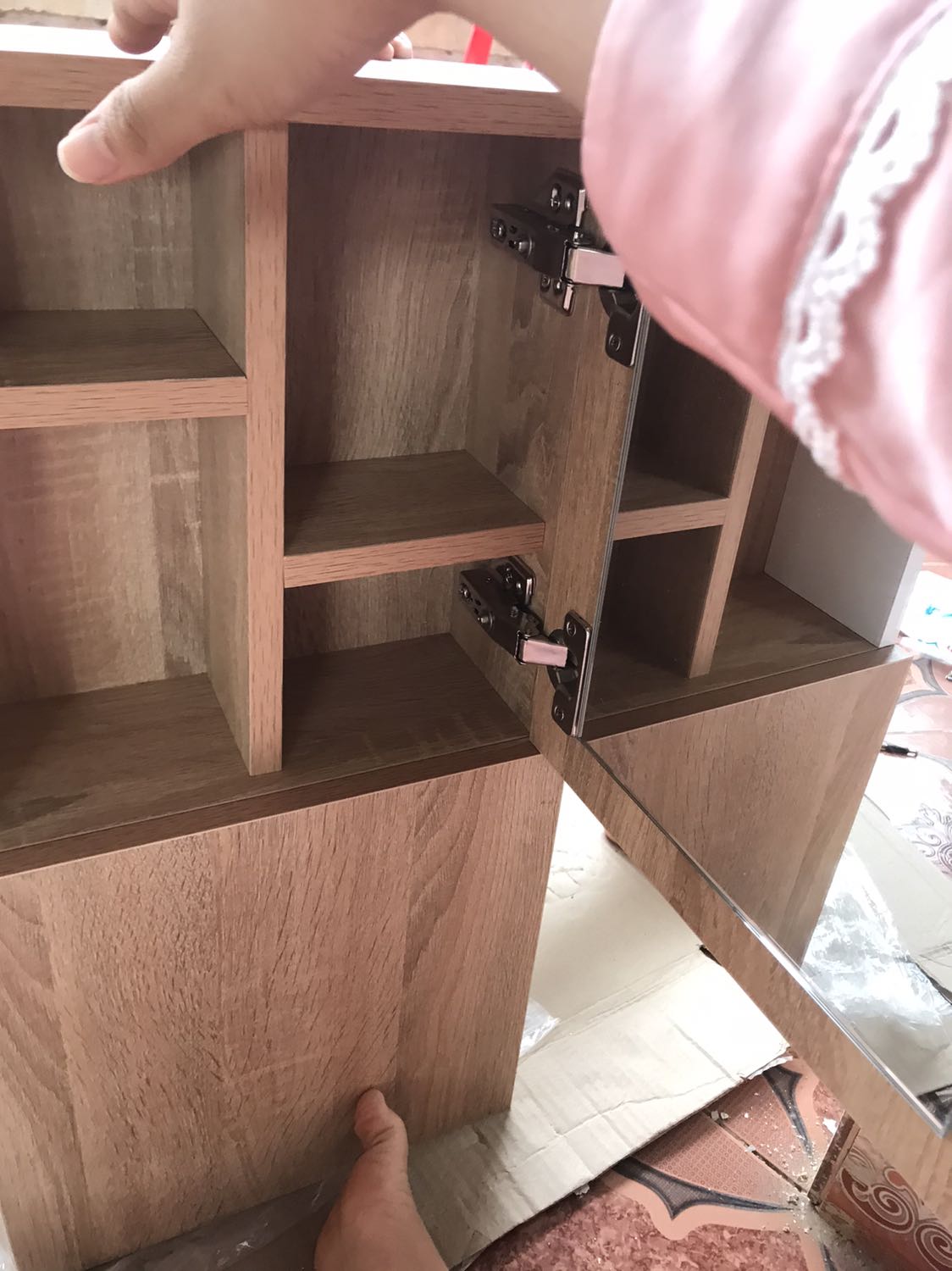 Sp nhìn tổng thể rất là đẹp
- lắp rắp quá là mệt phồng hết cả tay 2tieng mới xong
_ chất lượng thì tạm ổn.nên tránh nước và nơi ẩm không thì hư hết
_ m.n nhìn z chứ các học để chia ra nhỏ xíu à. Nói chung chả đựg được gì nhiều đâu. Mh không có 1lọ kem hay mặt nạ 
Mk đưng dc mấy cái cột tóc rồi lens nhỏ nhơ
Kem body với mấy đồ to hơn là phải bàn lên trên
_nói chung là ít đồ là con trai mua về decor chơi thì được
Còn các bạn nữ thì nên mua loại to luôn hoặc mua kệ ngang đựng cho đc nhiều