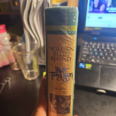 Sách có hơi móp tí bìa nhưng mà ko sao. Giao hàng rất nhanh. Rất đáng thử