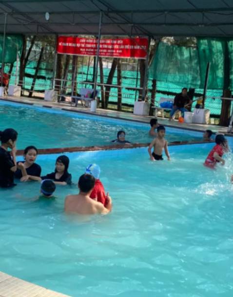 Kính bơi đeo thích lắm , k sợ nước vào mắt nữa