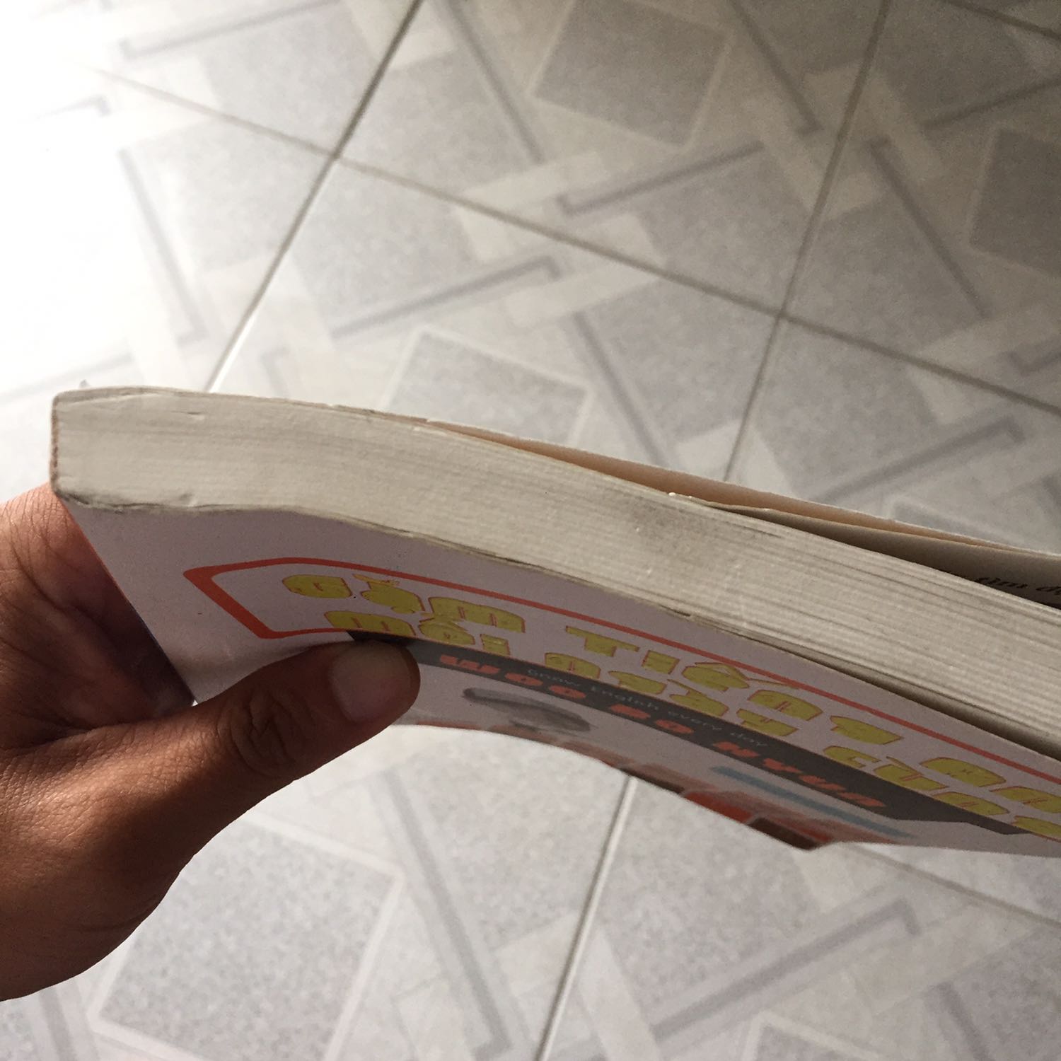 Giao mình cuốn sách nhìn mất cảm tình quá tiki ơi. Ko muốn cầm luôn á. Nhìn dơ, nhăn góc, thà bỏ thêm 3-40k mua sách mới ở bookstore có giá trị hơn.