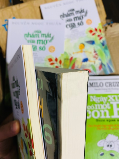 Nội dung sách hay, truyện kể hài hước, phù hợp mọi đối tượng. Bản in năm 2022. Trang 110 có vết lem mực ở phía trên.
Tiki Trading đóng gói sơ sài, mình mua nhiều cuốn khác loại nhưng bị móp 1 cuốn ở góc. Góp ý Tiki Trading nên học hỏi dùng tấm nệm màu trắng giống Fahasaha để bảo vệ sách trước ghi cho vào hộp đóng gói!