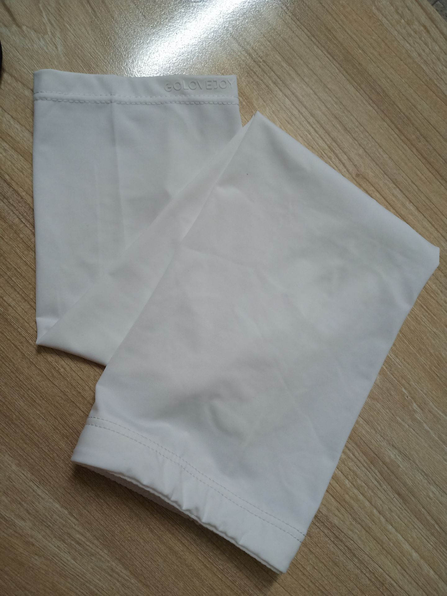 Một lúc đặt liền 2 sản phẩm trên Tiki nên mới có cái để so sánh. Hàng của shop màu đen, nhìn mẫu mã khá ổn, chất giống chất mấy cái áo chống nắng, khá nóng, không co dãn mấy nên đeo bị chật bắp tay. Trong khi mình mua đôi màu trắng shop khác trên Tiki thì chất mát lạnh, mềm và co dãn tốt, lại có thêm phần chống tụt trên bắp tay, giá rẻ hơn tận 40k. Mặc dù shop có kèm thêm thẻ tặng 10k khi comment nhưng theo tớ shop nên giảm giá cho phù hợp hơn với chất lượng sản phẩm. Với giá 150k và chất lượng như này tớ sẽ ko mua lần 2 đâu.