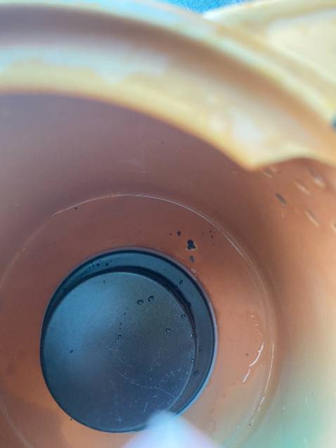 Trong lòng ấm bị lỗi, có vết đen k biết là gì nên không dám sử dụng. Hi vọng tiki đổi hàng