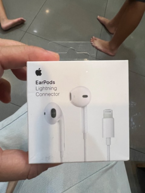 Hàng chính hãng, nguyên tem nguyên seal. Xài iphone thì nên xài dây phone chính hãng, mua mấy cái fake gần 200k nhưng chất lượng rất tệ. Khuyến cáo dùng hàng real, mắc hơn chút nhưng tiền nào của nấy.