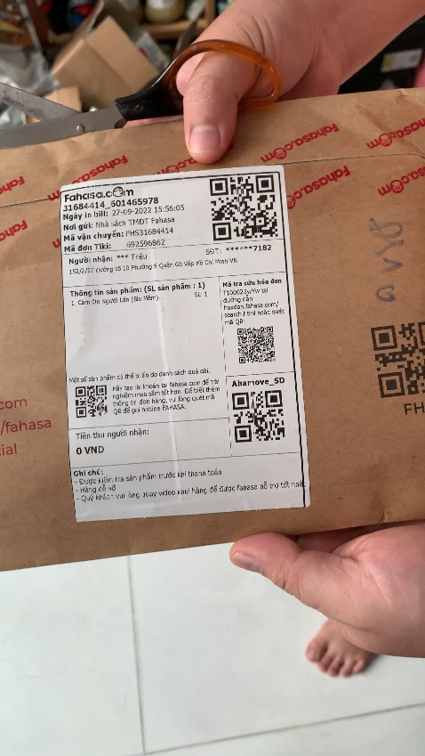 Bên Fahasa giao hàng cho mình qua shipper ngoài, khi nhận được đt mình rất ngạc nhiên vì tìm mãi ko thấy xe Tiki đâu. Và giao sai bản sách cho mình, chỉ có sách + bookmark thôi ko có thiệp và phong bì gì cả. Mình đã check kĩ phía trong hộp giấy xem có lẫn ở ngoài ko nhưng ko có nhen. Mình có clip khui hàng và hình ảnh. Bên Fahasa giao hàng cho mình qua shipper ngoài, khi nhận được đt mình rất ngạc nhiên vì tìm mãi ko thấy xe Tiki đâu. Và giao sai bản sách cho mình, chỉ có sách + bookmark thôi ko có thiệp và phong bì gì cả. Mình đã check kĩ phía trong hộp giấy xem có lẫn ở ngoài ko nhưng ko có nhen. Mình có clip khui hàng và hình ảnh.