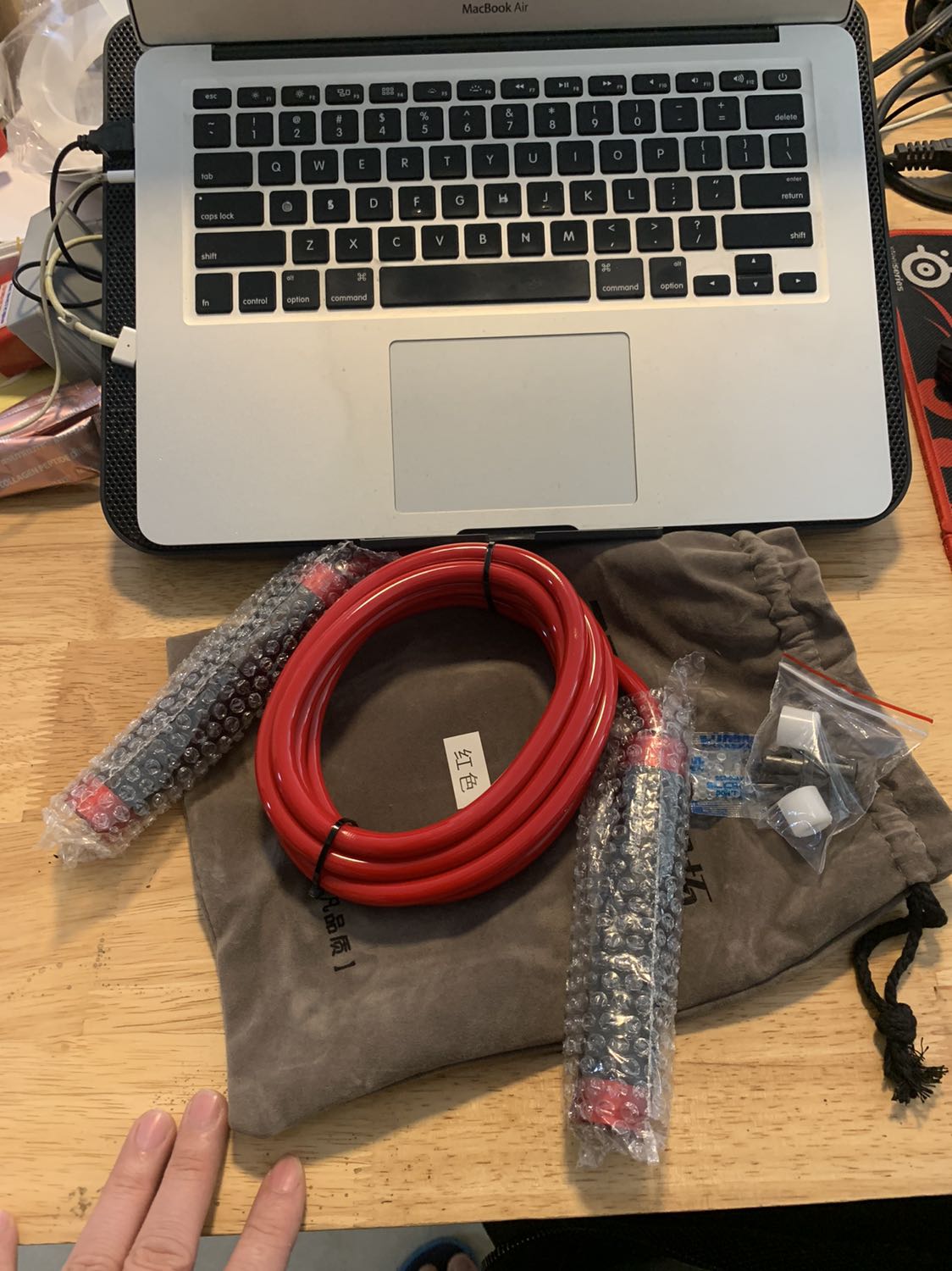 Dây nhảy này chất đấy, độ nặng đủ 460g. Dây silicon đặc, chăc chắn... tay cầm thì bằng nhôm là chủ yếu nhé, có vòng bi xoay nên rất mượt, ko lo bị xoắn vặn.. nhảy 1 lúc mà phê hết 2 cánh tay