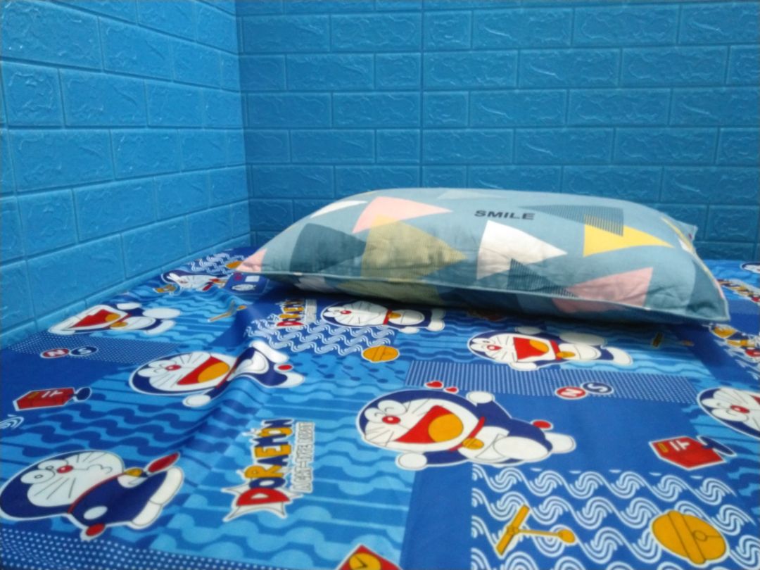 màu sắc ko đồng bộ, đậm nhạt khác nhau 
shop nên rút kinh nghiệm 

sản phẩm dễ thi công, keo khá chắc