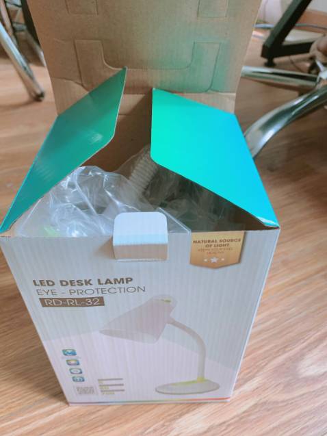 Đèn đẹp, đuôi đèn trang trí hình cây cảnh nhìn rất dễ thương. Rất tin tưởng hàng Rạng Đông. Cảm ơn Tiki.