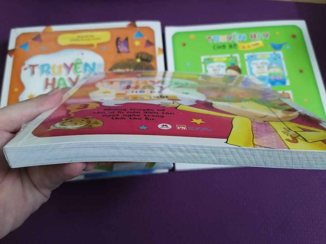 Cuốn khá là dày nhiều trang, nhiều truyện. Hình vẽ sinh động màu sắc. Mình nghĩ truỵên này để mấy pé tập đọc là tuyệt. Cất đi chờ vài năm nữa vậy.