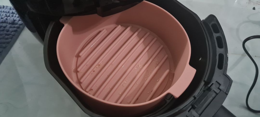 Dùng này tiện, để phải rửa nồi chiên kd, vừa in cái nckd của m. M hay dùng để nướng lạp xưởng, hoặc cần làm nóng lại thịt nướng ..., m cũng dùng nướng bánh mà cho giòn. Nên mua