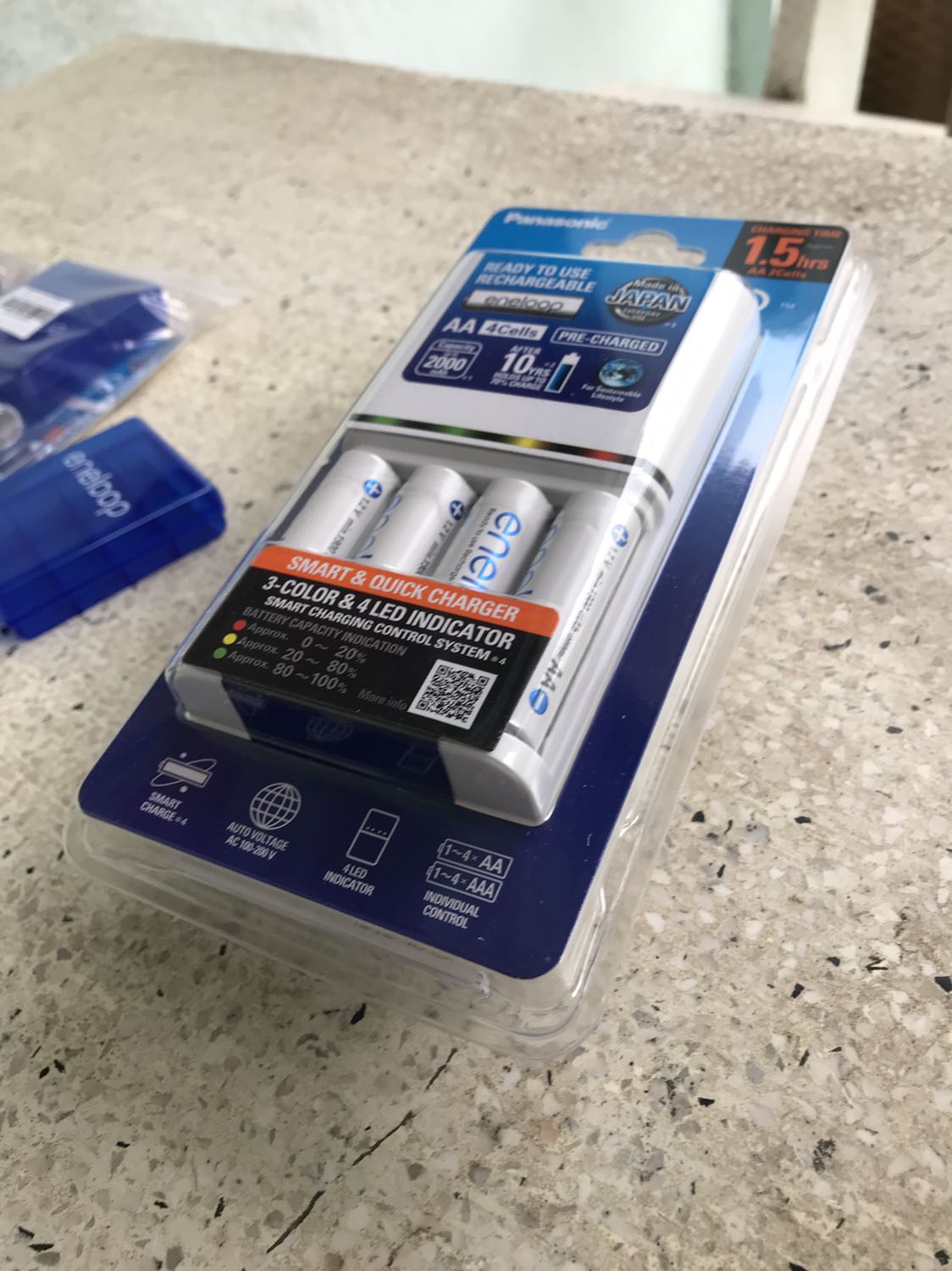 Hài lòng. 

Đóng gói cẩn thận nhưng cũng bầm dập (hộp bưu kiện) khi từ Hà Nội vào tới miền nam. Sản phẩm không bị ảnh hưởng và đúng như mô tả. Hộp sản phẩm còn nguyên vẹn, hàng chính hãng. 

Đặt hàng tháng 11/2021 trong khi sản phẩm sản xuất vào tháng 06/2021.

Được tặng kèm hộp đựng pin.

Pin trong sản phẩm sử dụng được ngay không cần phải sạc lại (mức vàng).

Sẽ đánh giá lại độ bền sau thời gian sử dụng.

Giao hàng trễ một ngày so với dự kiến.