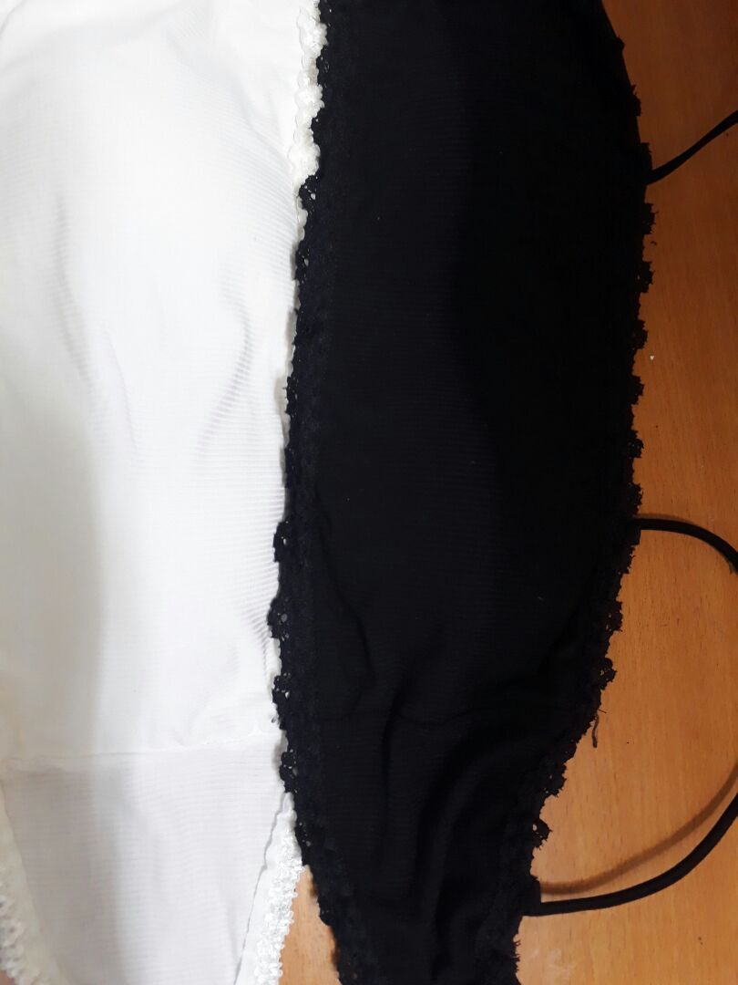 Áo nhận y hình. Cái màu đen thì có dây tiện lợi có thể gỡ dây ra khi cần. Còn màu trắng thì ko có. miếng mút bên trong mỏng có thể lấy ra dễ dàng. Mặc thoải mái. Nói chung mình thấy hài lòng.