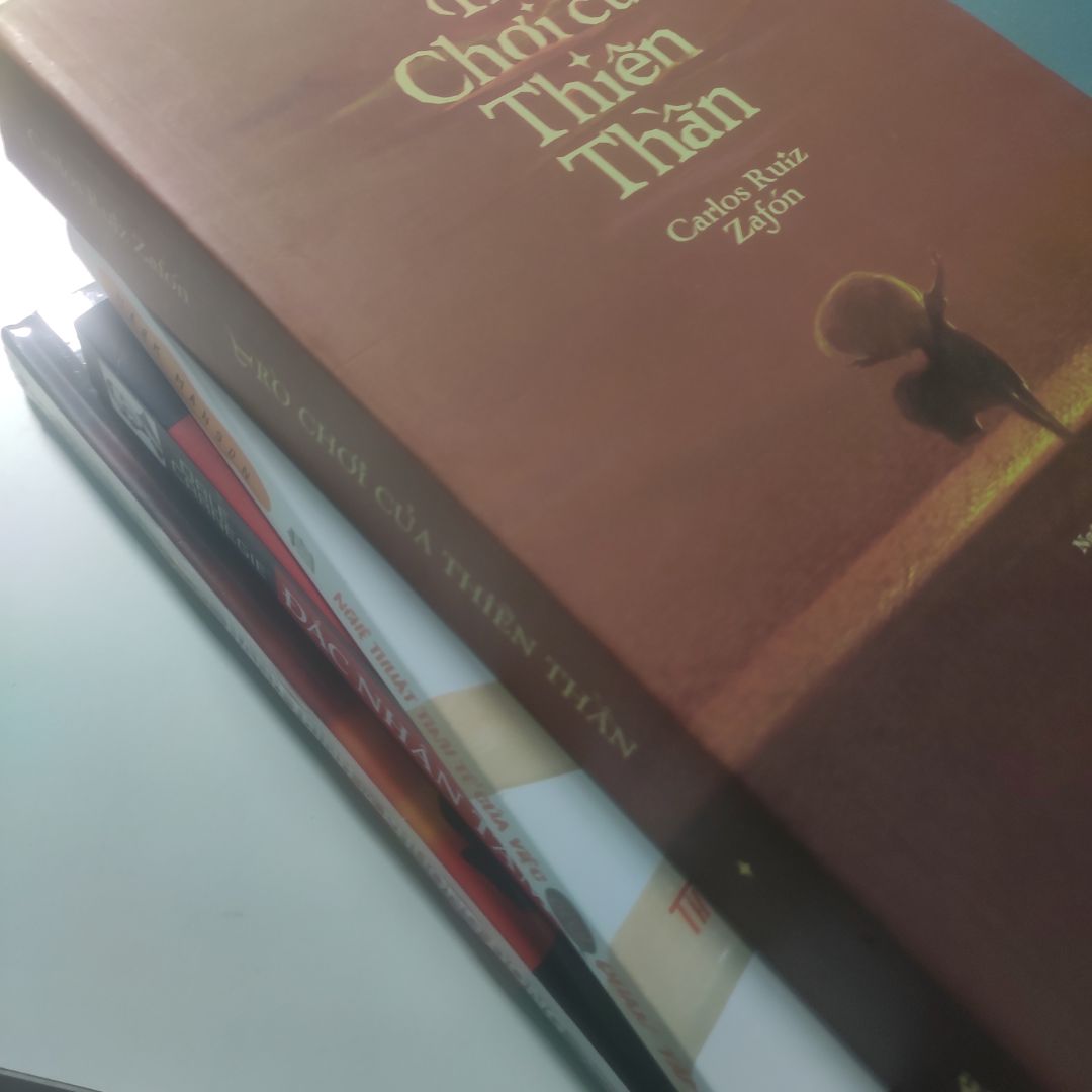 Tuy dịch và chưa đến ngày dự kiến giao hàng nhưng TP.HCM vừa mở cửa mình đã nhận được sách. Luôn thích sách của Nhã Nam, đặc biệt màu giấy rất dễ đọc và tốt cho mắt!