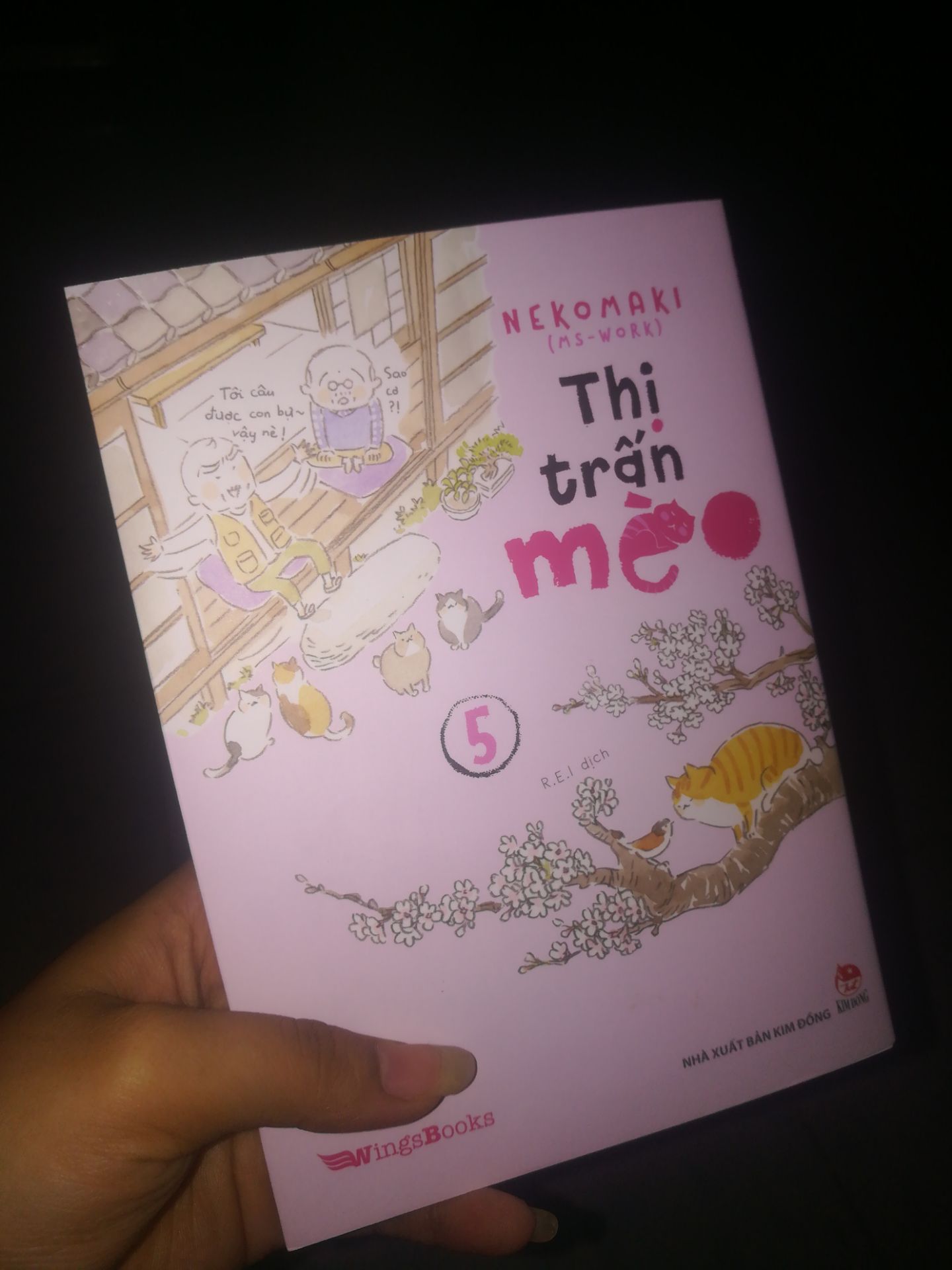 truyện đẹp, dễ thương có điều hơi buồn là không có màng bọc ở nhà, hộp thì giao đến bị mốp méo nhưng truyện không bị gì, may ghê!