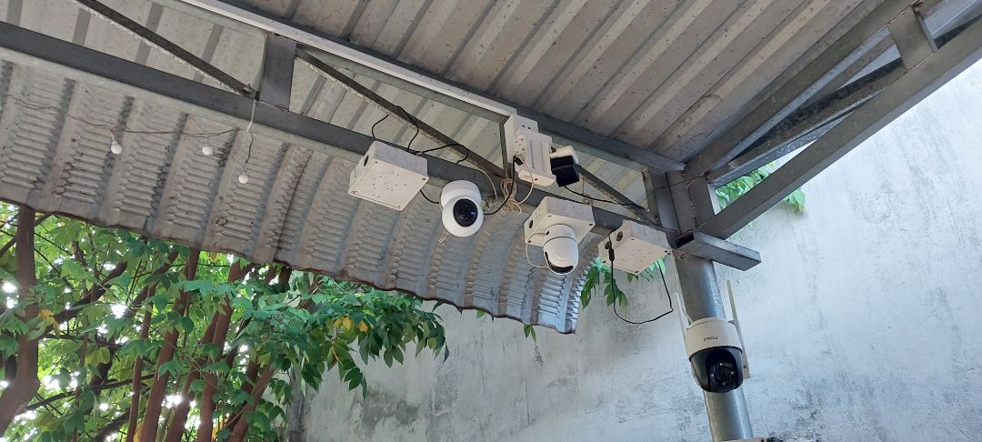 những mẫu đời sau này được nâng cấp cái loa , nghe báo phê luôn , mặc dù mic thu xa hơi rè tí nhưng vẫn là sản phẩm đáng lựa chọn , mặc dù dạo này hãng Ezviz có phần tăng giá , nhưng bù lại ổn định và ngon , hơn các hãng camera khác