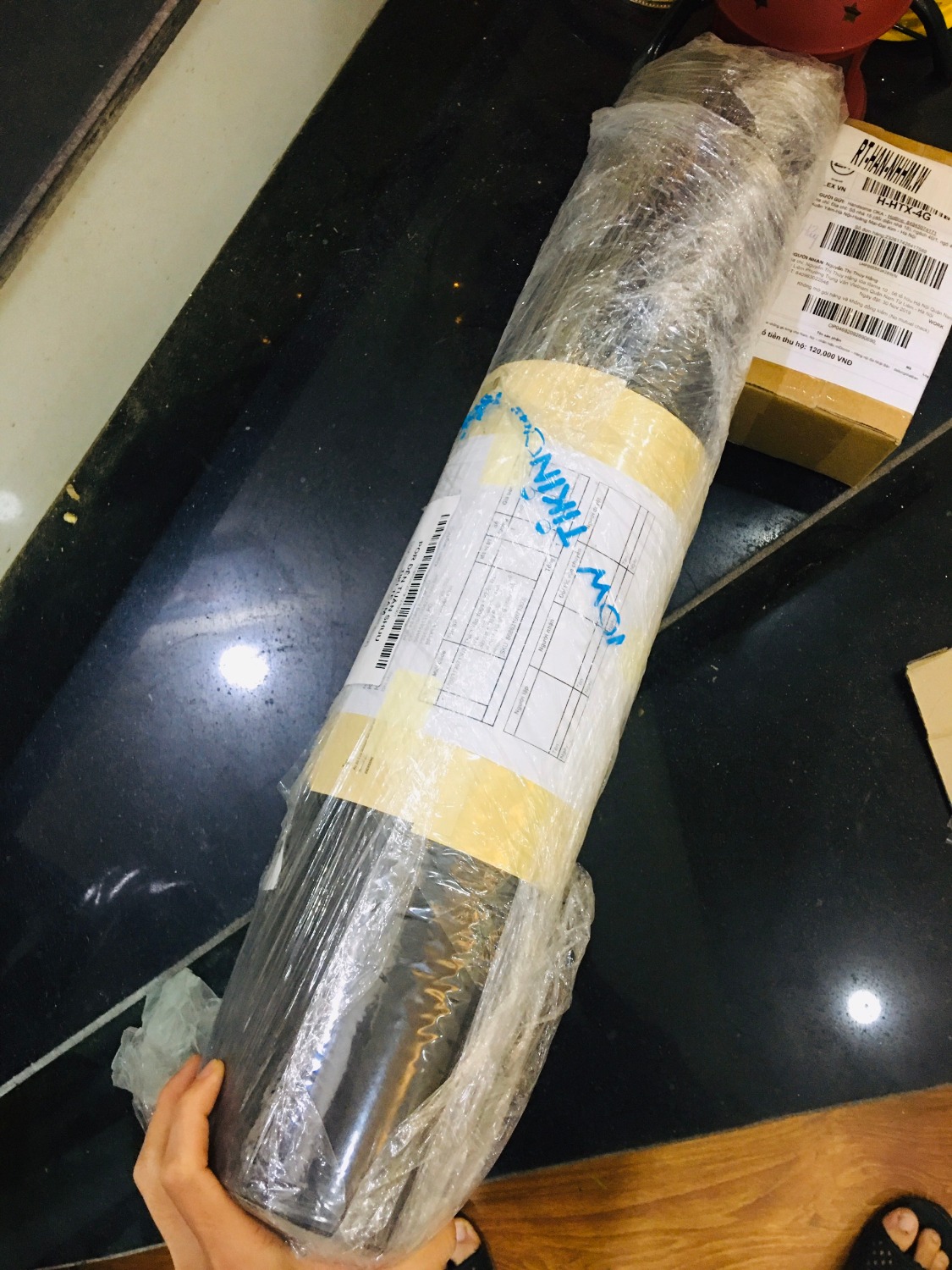 *Giao hàng siêu siêu nhanh, vượt cả lịch dự kiến, nên nhận hàng ko bị quên haha!nhiều lần đặt xong, giao chậm quá chả nhớ là đặt gì?!!
*chất liệu 2 lớp nên dày và đàn hồi, không bị lõm như các loại ngoài thị trường
- Mình mua thử dùng ok, mua cho bạn gái mình 1 cái màu xanh nữa. đều không bị sẹp, ko bị lún. So với thảm ko có thương hiệu thì tốt hơn hẳn, thảm ko thương hiệu thấy lún lắm, dẫm chân lâu 1 chỗ là không đàn hồi lại bình thường được
- Có nhiều màu sắc chọn lựa, mình thì chọn màu này vì thích màu này và nó sạch sẽ