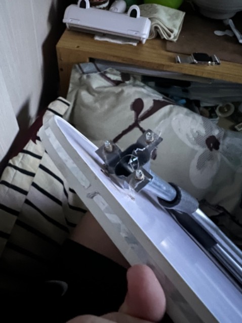 Bàn bị vỡ , sứt mẻ viền , chân bàn bung vít