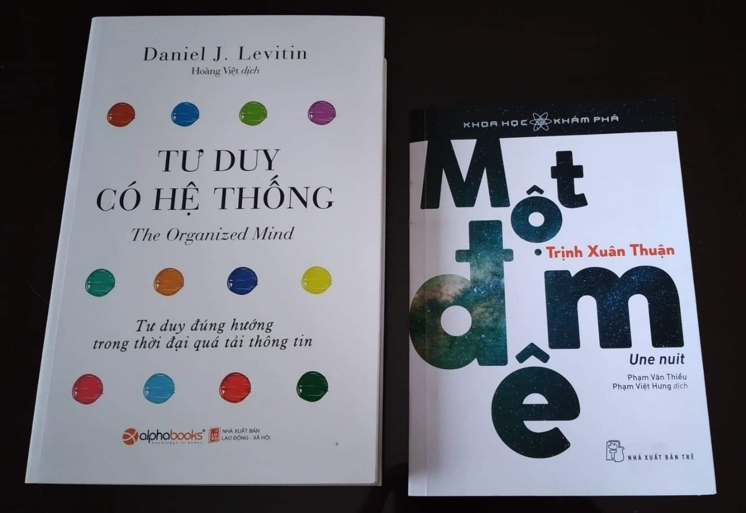 Nói chung, mình rất hài lòng về các mặt hàng mình mua từ tiki từ trước cho tới giờ. Hàng được đóng gói cẩn thận, nhanh chóng và đúng hẹn. Nhân viên đưa hàng vui vẻ, tử tế, dễ thương. Do bận công việc nên mình chỉ mới tranh thủ viết sơ vài dòng nhận xét gửi cho Tiki hai hôm nay thôi như một lời xin lỗi muộn và cám ơn chân thành.
MỘT ĐÊM, tác phẩm mới nhất của nhà Thiên văn học nổi tiếng Trịnh Xuân Thuận (do Phạm Văn Thiều và Phạm Việt Hưng dịch,  Nxb Trẻ ấn hành quý II-2020). Sách in lần này quá đẹp, quá trang trọng và đáng yêu cả về nội dung lẫn hình thức trình bày. Sách in màu trên giấy tốt, với nhiều ảnh minh họa đẹp. Một tác phẩm nên thơ, tuyệt vời! 
Như thế là mình có đủ trọn bộ sách phổ biến khoa học của Nhà Vật lý Thiên văn Trịnh Xuân Thuận rồi. Cám ơn tác giả và các dịch giả. Cám ơn Tiki.
Huế, 25/6/2020
HTP