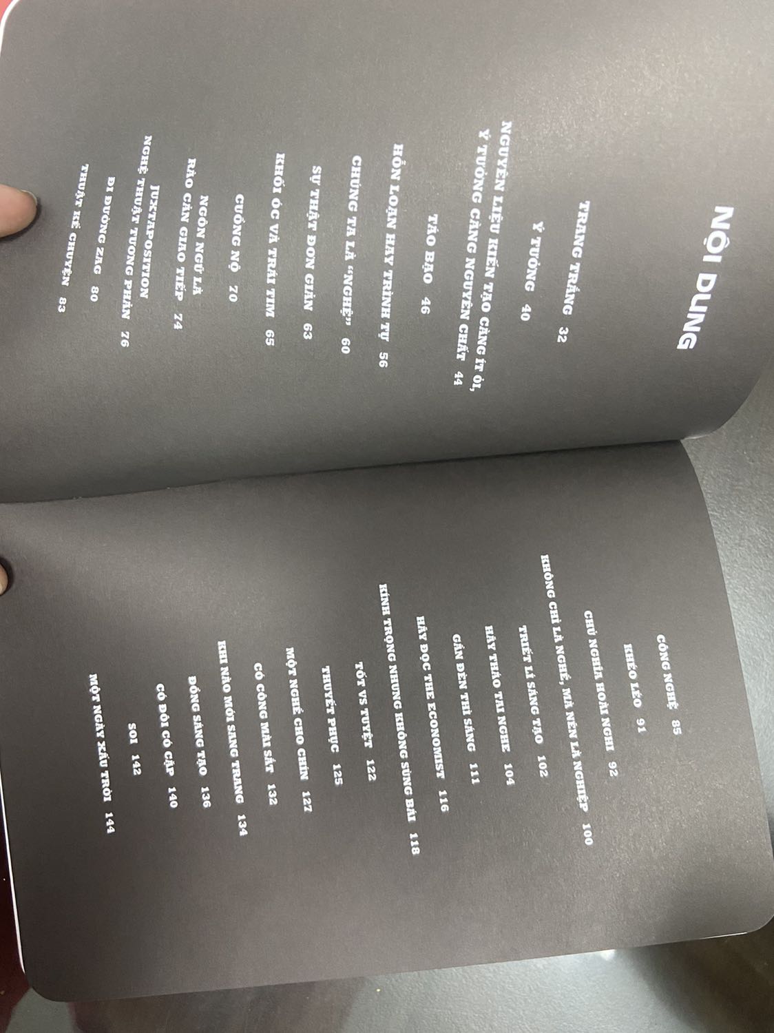 Sách giấy dày và được thiết kế rất đẹp mặt. Có xen lẫn những trang tiếng anh bản gốc. Nội dung về những trải nghiệm và triết lý của tác giả về nghiệp sáng tạo trong công ty quảng cáo. Sách phù hợp cho những bạn đang và có ý định làm tại agency hoặc marketer tại client. Đối với mình nó giống như 1 buổi chia sẻ về chuyện nghề nghiệp của tác giả và cũng đề cập một số tips cho những bạn làm nghề sáng tạo cả sáng tạo nội dung lẫn hình ảnh và còn mở rộng ra các lĩnh vực nghệ thuật khác. Rất đáng để tham khảo. Chúc mọi người mua được quyển sách phù hợp