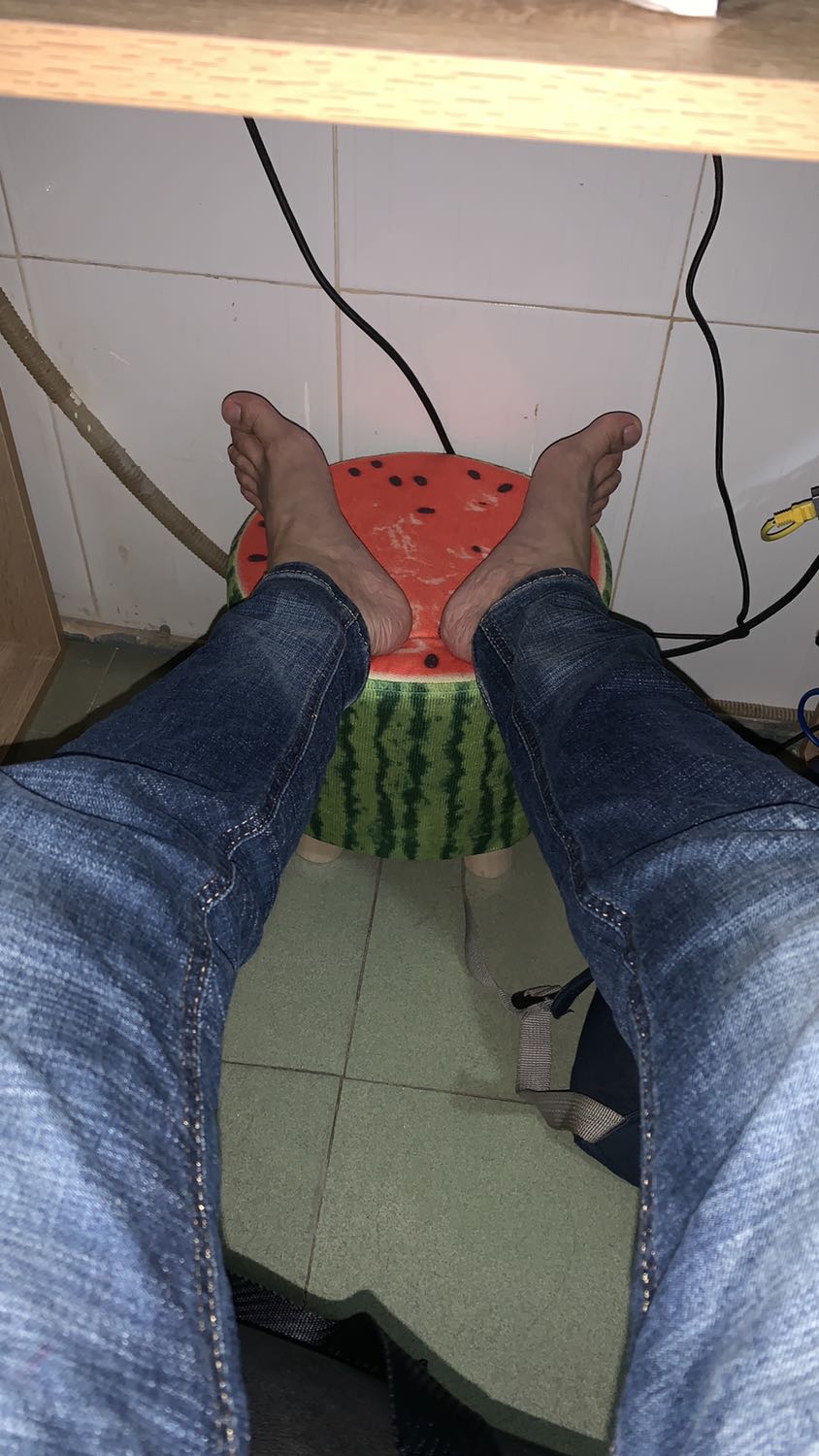 Ưu điểm:
- Chân gỗ khá chắc chắn.
- Vỏ áo in màu tương đối đẹp.

Nhược điểm:
- Thân ghế chỉ là lớp nhựa cứng được dập ghim bấm chứ ko có lớp đệm giống mặt ghế.
- Vỏ áo đường chỉ may hơi yếu, lột ra khá căng dễ bung chỉ.

Nói chung nếu mua về chỉ để gác chân như mình thì cũng tạm ổn. Còn để ngồi bàn trà, bàn sofa thấp thì ko thích lắm.