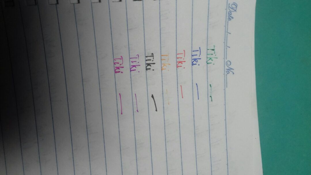 Đợt lần này tiki giao nhanh hơn dự kiến 2 ngày. Shipper thì vẫn tận tình như mọi khi. Nhưng về phần chất lượng sản phẩm thì đây có thể nói là đợt hàng đầu tiên mình k hài lòng bởi tiki ấy, mình đặt 7 cây bút này, lúc nhận thật sự thích luôn, vì nó đẹp, cầm chắc tay nữa... Mình lôi ra viết thử để review lại thì mới thấy thất vọng tràn trề @@ 7 cây mà chỉ viết được mỗi cây màu đen thôi, còn lại đều bị tắc mực, mình rất là bất ngờ luôn ấy. Vì mình có mua bút này ở ngoài kiệu sách dùng rồi, chưa bị tắc mực lần nào, trừ khi để bút bị rơi quá nhiều lần (vì nó cũng chỉ là bút mực thôi mà) ... nhưng mình muốn ủng hộ tiki vì trước giờ mình luôn tin tưởng tiki từ chất lượng đến giá thành và cả người giao hàng nữa. Vậy mà lần này, ôi trời ơi 7 cây mà hết 6 cây tắc mực rồi thì phải làm sao đây.... Buồn quá đii thôi ??